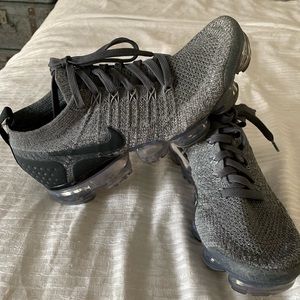 Men’s vapormax flyknit 7.5 in gunmetal gray (Sold)